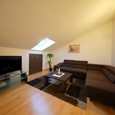 Luxury Nada With Pool Petrcane