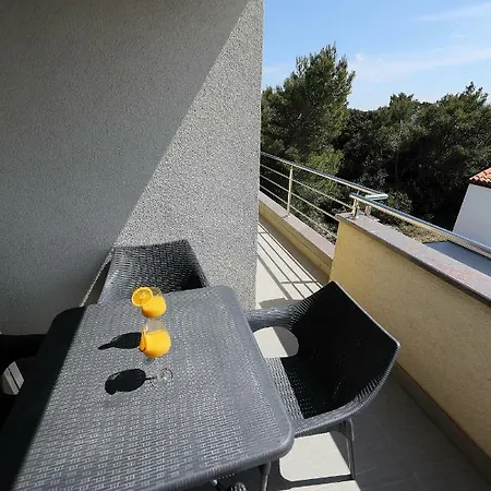 Luxury Nada With Pool * Petrcane