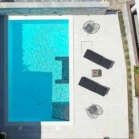 Luxury Nada With Pool Petrcane