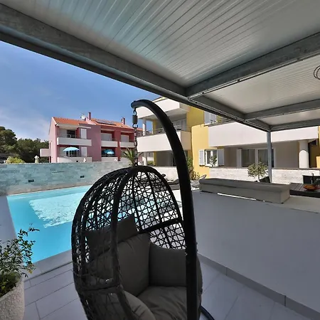 Luxury Nada With Pool * Petrcane