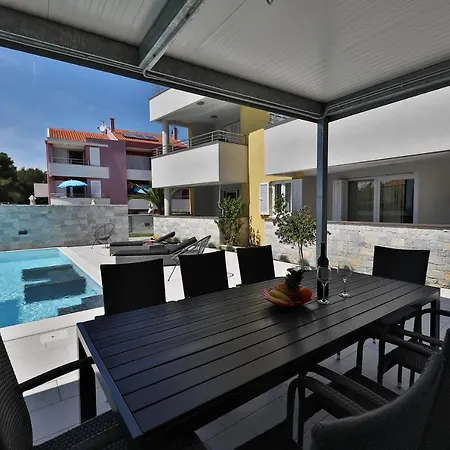 Luxury Nada With Pool * Petrcane