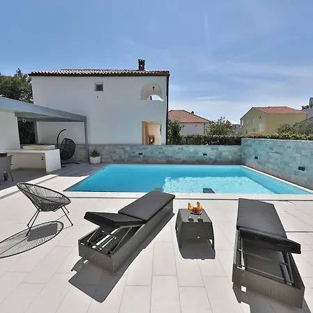 Luxury Nada With Pool Petrcane