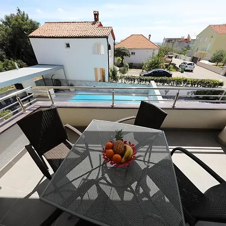 Luxury Nada With Pool Petrcane