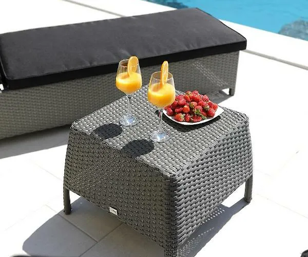 Luxury Nada With Pool * Petrcane