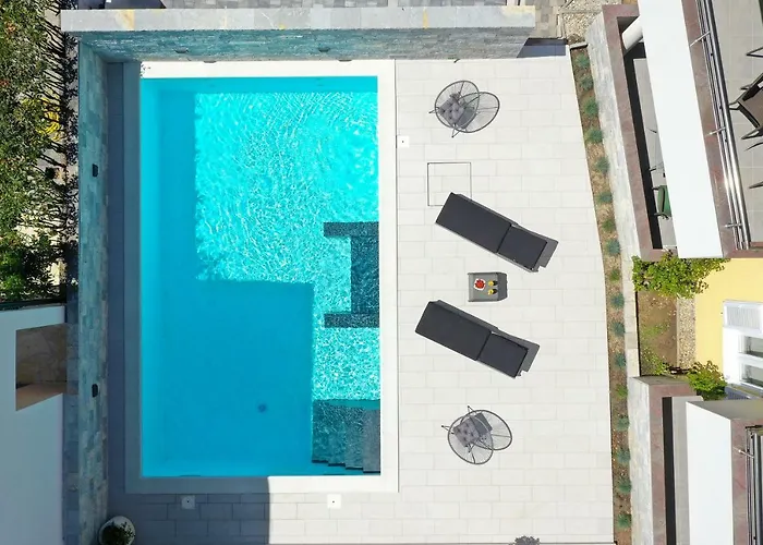 Luxury Nada With Pool Petrcane