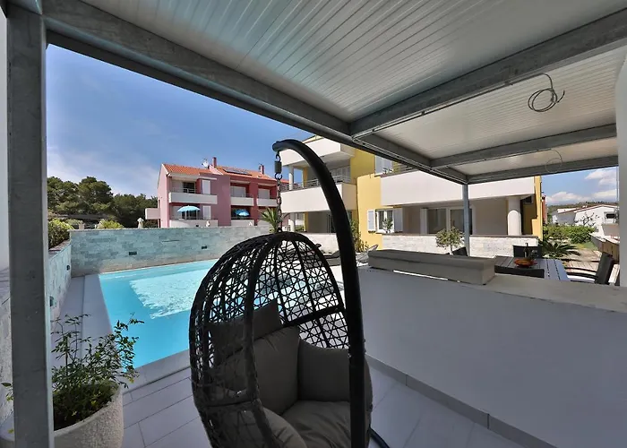 Luxury Nada With Pool * Petrcane