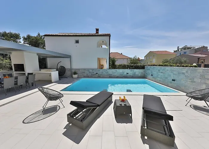 Luxury Nada With Pool Petrcane