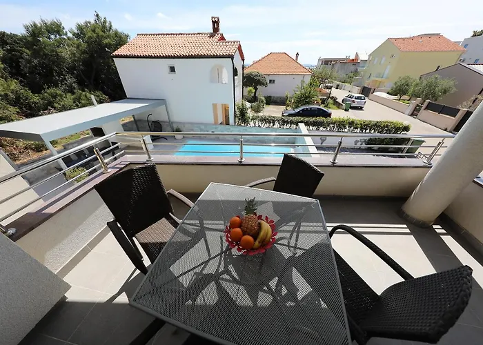 Luxury Nada With Pool Petrcane