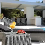 Luxury Nada With Pool