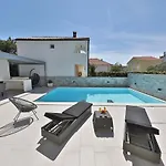 Luxury Nada With Pool Petrcane