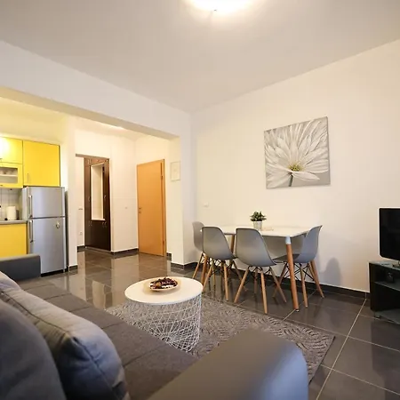 Luxury Nada With Pool Apartamento Petrcane