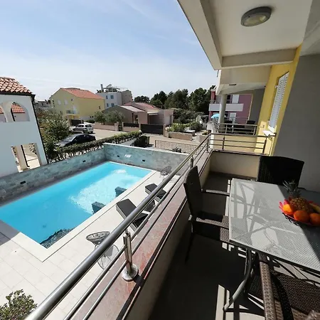 Luxury Nada With Pool דירה פטרצ'אנה