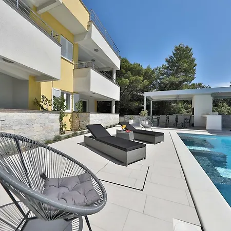 Luxury Nada With Pool דירה *