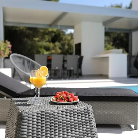 Luxury Nada With Pool